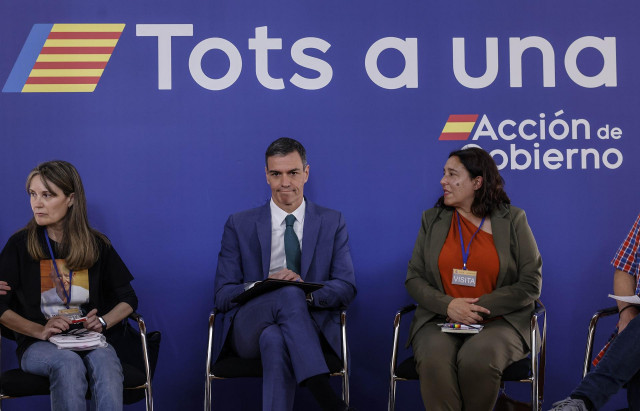 El presidente del Gobierno, Pedro Sánchez, durante una reunión con representantes de la Asociación de Damnificados por la DANA de L'Horta Sud, la Asociación de Víctimas Mortales DANA 29-O y la Associació Víctimes de la DANA 29 d’octubre