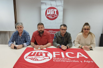 El presidente del Comité de Empresa de Azucarera La Bañeza, Benigno Pérez; el secretario general de UGT FICA León, René Rodríguez; el secretario general de UGT León, Enrique Reguero, y la secre