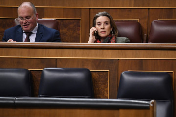 Archivo - El portavoz del PP en el Congreso, Miguel Tellado y la secretaria general del PP, Cuca Gamarra, durante una sesión plenaria en el Congreso de los Diputados, a 25 de marzo de 2025, en Madrid