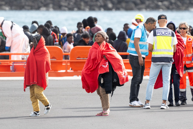 Archivo - Varios servicios de emergencia atienden a migrantes recién rescatados de un cayuco.