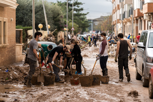 Archivo - Voluntarios limpian los desperfectos ocasionados por la DANA, a 4 de noviembre de 2024, en Paiporta