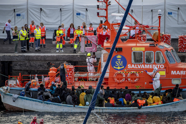 Archivo - Un cayuco a su llegada al puerto de La Restinga, a 7 de diciembre de 2024, en El Hierro