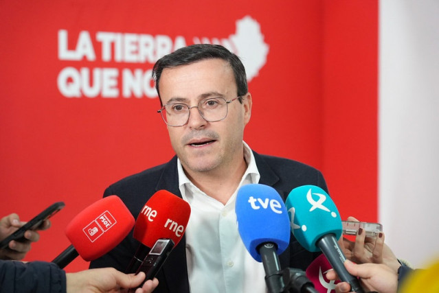 Archivo - El secretario general del PSOE de Extremadura, Miguel Ángel Gallardo, atiende a los medios de comunicación