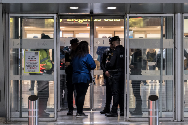 Varios agentes de la Policía Nacional en un acceso a la Terminal 4 del Aeropuerto Adolfo Suárez Madrid-Barajas, a 21 de mayo de 2025, en Madrid (España).