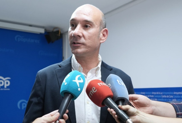El portavoz del Partido Popular de Extremadura, José Ángel Sánchez Juliá, aiende a los medios en Cáceres