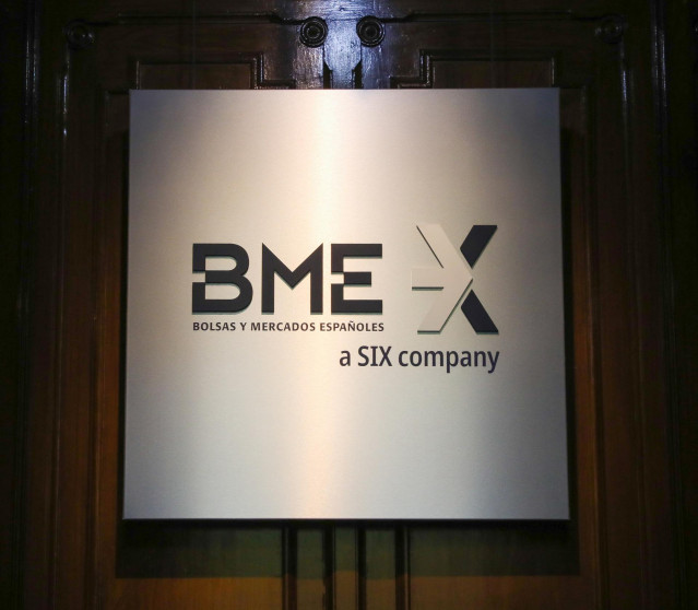 Archivo - Un panel de las Bolsas y Mercados Españoles en el Palacio de la Bolsa, en Madrid (España)