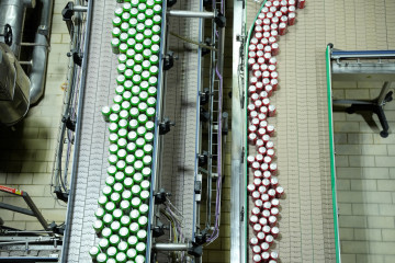 Archivo - Vista general de la cadena de producción y envasado de la fábrica de Cocacola.