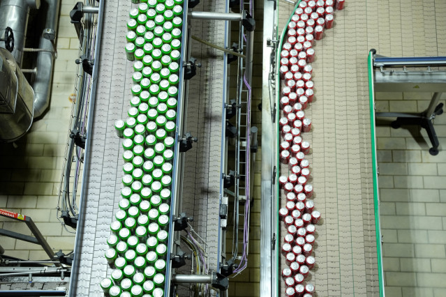 Archivo - Vista general de la cadena de producción y envasado de la fábrica de Cocacola.