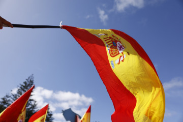 Archivo - Una bandera durante una manifestación contra la amnistía, a 12 de noviembre de 2023, en Santa Cruz de Tenerife, Tenerife, Islas Canarias (España).
