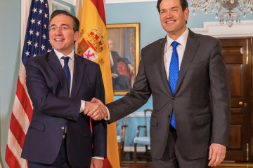 El ministro de Asuntos Exteriores, Unión Europea y Cooperación, José Manuel Albares, y el secretario de Estado norteamericano, Marco Rubio, se reúnen en Washington