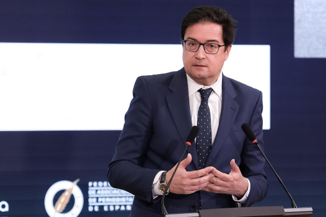 El ministro para la Transformación Digital y de la Función Pública, Óscar López, participa en la presentación del informe IA para periodistas: ¿enemiga o aliada?., en la sede Hub de la Fundación ONCE, a 19 de mayo de 2025, en Madrid (España).