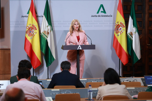 La consejera de Economía, Hacienda y Fondos Europeos y portavoz del Gobierno andaluz, Carolina España, comparece en la rueda de prensa posterior al Consejo de Gobierno. A 21 de mayo de 2025. (Foto de archivo).