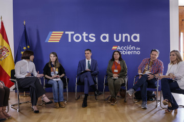 El presidente del Gobierno, Pedro Sánchez, durante una reunión con representantes de la Asociación de Damnificados por la DANA de L'Horta Sud, la Asociación de Víctimas Mortales DANA 29-O y la As