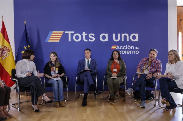 El presidente del Gobierno, Pedro Sánchez, durante una reunión con representantes de la Asociación de Damnificados por la DANA de L'Horta Sud, la Asociación de Víctimas Mortales DANA 29-O y la Associació Víctimes de la DANA 29 d’octubre