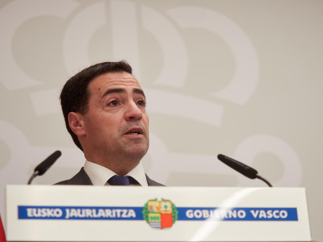 Archivo - El lehendakari, Imanol Pradales, durante una rueda de prensa en el Palacio de Navarra, a 25 de marzo de 2025, en Pamplona, Navarra (España).