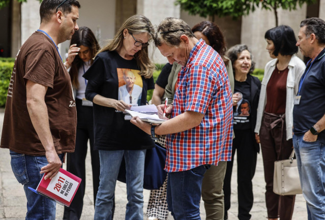 Representantes de la Asociación de Damnificados por la DANA de L'Horta Sud, la Asociación de Víctimas Mortales DANA 29-O y la Associació Víctimes de la DANA 29 d’octubre tras una reunión con el presidente del Gobierno