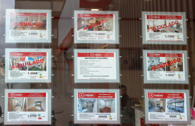 Archivo - Anuncios en una inmobiliaria.