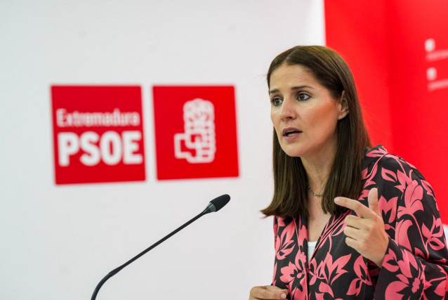 La portavoz del PSOE de Extremadura, Isabel Gil Rosiña, en rueda de prensa