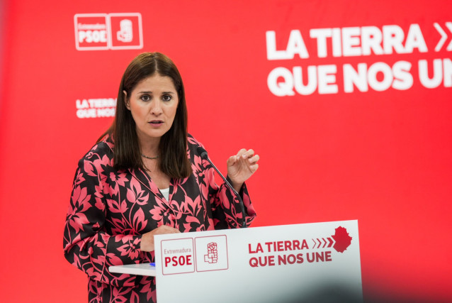 La portavoz del PSOE de Extremadura, Isabel Gil Rosiña, en rueda de prensa