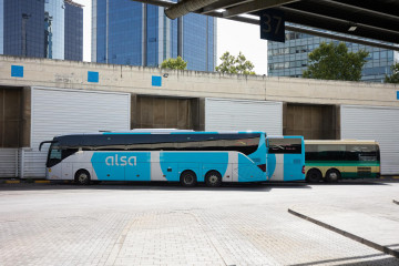 Archivo - Autobuses de Alsa aparcados en la estación de autobuses Madrid-Sur