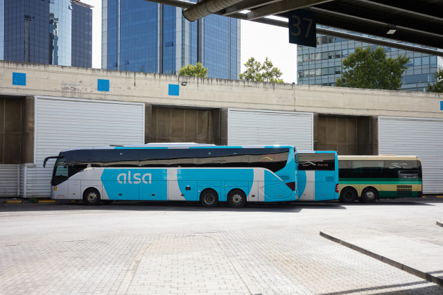 Archivo - Autobuses de Alsa aparcados en la estación de autobuses Madrid-Sur