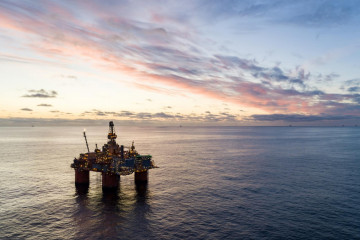Archivo - Equinor's Storre, plataforma petrolera en el Mar de Noruega, con otras plataformas petroleras visibles en el horizonte.