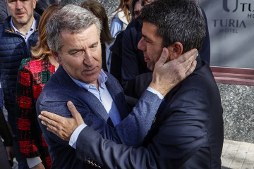 Archivo - El presidente del Partido Popular, Alberto Núñez Feijóo (i) y el presidente de la Generalitat Valenciana y del PPCV, Carlos Mazón (d), en una imagen de archivo