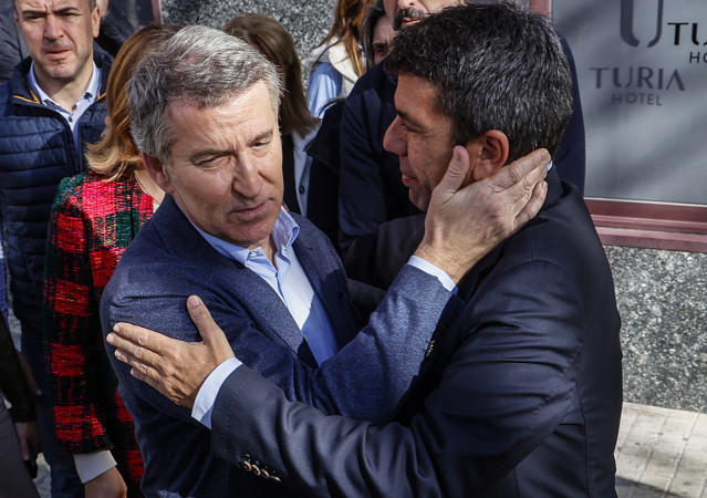 Archivo - El presidente del Partido Popular, Alberto Núñez Feijóo (i) y el presidente de la Generalitat Valenciana y del PPCV, Carlos Mazón (d), en una imagen de archivo