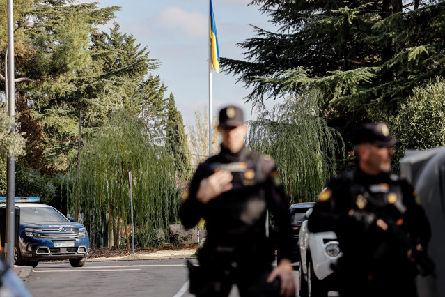 Archivo - Varios agentes de Policía Nacional en las inmediaciones de la embajada de Ucrania tras ser acordonada por un paquete sospechoso