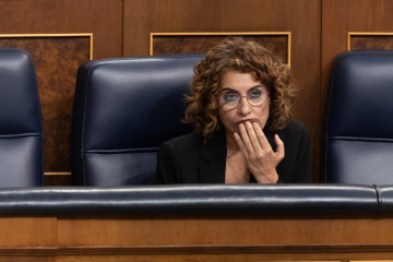 Archivo - La vicepresidenta primera y ministra de Hacienda, María Jesús Montero, durante una sesión de control al Gobierno, en el Congreso de los Diputados, a 9 de abril de 2025, en Madrid (España