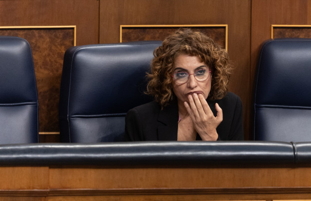 Archivo - La vicepresidenta primera y ministra de Hacienda, María Jesús Montero, durante una sesión de control al Gobierno, en el Congreso de los Diputados, a 9 de abril de 2025, en Madrid (España).