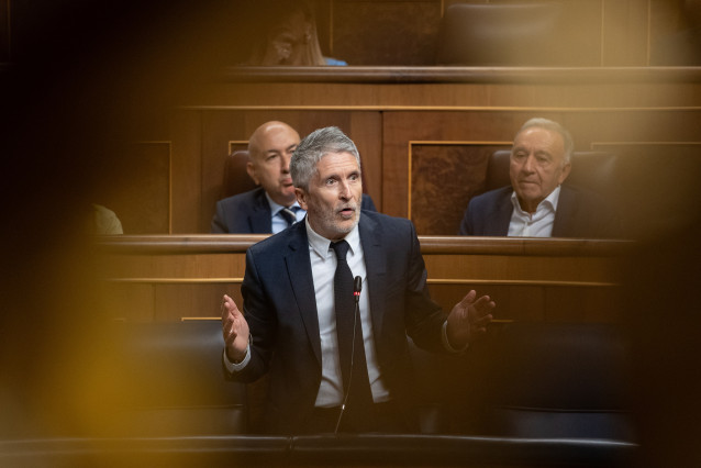 El ministro de Interior, Fernando Grande-Marlaska, interviene durante una sesión de control al Gobierno, en el Congreso de los Diputados