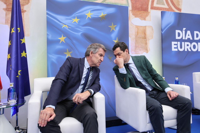 El presidente del PP-A, Juanma Moreno (d), y el presidente del PP, Alberto Núñez Feijóo (i), participan en un coloquio con motivo del Día de Europa, en una imagen reciente.
