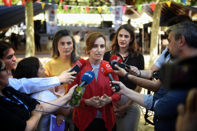 La ministra de Sanidad, Mónica García, ofrece declaraciones a los medios antes de la verbena de Más Madrid, a 24 de mayo de 2025, en Madrid (España).
