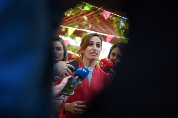 La ministra de Sanidad, Mónica García, ofrece declaraciones a los medios antes de la verbena de Más Madrid,  a 24 de mayo de 2025, en Madrid (España).