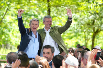 El presidente del Partido Popular, Alberto Núñez Feijóo (i) y el presidente de la Xunta de Galicia, Alfonso Rueda (d), durante la romería que organiza el PP provincial de A Coruña, a 24 de mayo d
