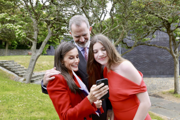 El Rey Felipe VI , la Reina Letizia y la Infanta Sofía visualizan un vídeo enviado por la Princesa de Asturias, que se encuentra en República Dominicana a bordo del buque escuela 'Juan Sebastián E