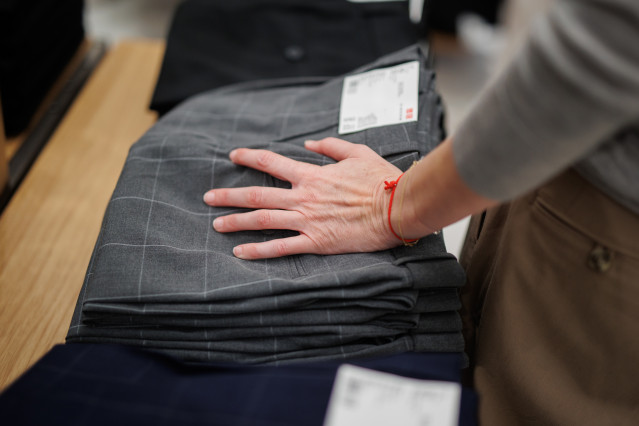 Archivo - Prendas de ropa expuestas en la inauguración de una tienda en la Gran Vía, en Madrid, a 5 de octubre de 2022, en Madrid (España).