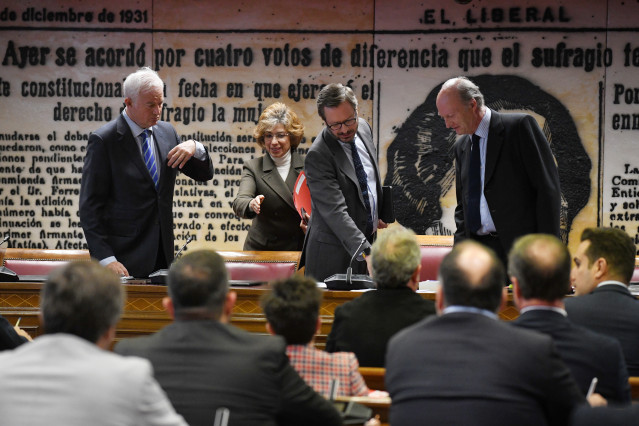 Archivo - El senador del PP Eloy Suárez (1i), y el vicepresidente primero del Senado, Javier Maroto (2d), a su llegada a la constitución de la mesa de la comisión de investigación por el ‘caso Koldo’, a 1 de abril de 2024, en Madrid (España).
