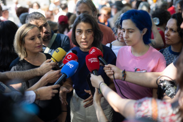 La portavoz de Más Madrid en la Asamblea, Manuela Bergerot, ofrece declaraciones a los medios de comunicación, antes de la manifestación por la sanidad pública y contra la política sanitaria del 