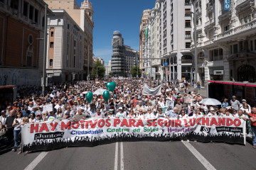 Cientos de personas durante la manifestación por la sanidad pública y contra la política sanitaria del Gobierno de Ayuso, a 25 de mayo de 2025, en Madrid (España). La protesta, organizada por la p