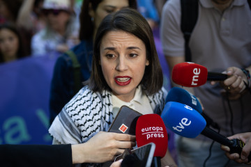La eurodiputada de Podemos, Irene Montero, ofrece declaraciones a los medios de comunicación, antes de la manifestación por la sanidad pública
