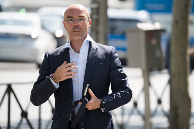 Archivo - El líder de VOX en Bruselas, Jorge Buxadé, a su salida de los juzgados de Plaza de Castilla, a 5 de julio de 2024, en Madrid (España).