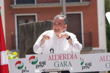 El presidente del EBB, Aitor Esteban, participa en la inauguración del batzoki, en Ikurriñaren plaza, a 25 de mayo de 2025, en Azkoitia, Guipúzcoa, País Vasco (España). El batzoki es la sede soci
