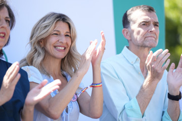 La vicepresidenta segunda del Gobierno y ministra de Trabajo, Yolanda Díaz, (I) y el coordinador federal de IU, Antonio Maíllo, (D) en un acto sobre la reducción de la jornada laboral organizado po