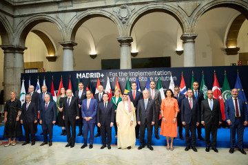 Foto de familia durante la Reunión ministerial de Madrid+ por la implementación de la solución de los dos Estados, en el Ministerio de Asuntos Exteriores, Unión Europea y Cooperación