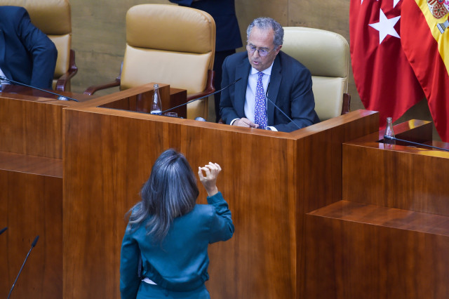 La portavoz de Más Madrid en la Asamblea de Madrid, Manuela Bergerot, y el presidente de la Asamblea de Madrid, Enrique Ossorio, durante un pleno de la Asamblea de Madrid