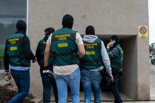 Archivo - Varios agentes de la UCO de la Guardia Civil, durante un registro en Pontevedra