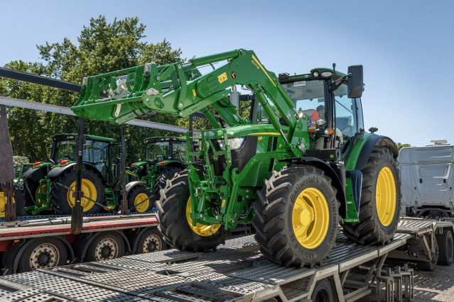 John Deere gana 1.584 millones de euros en su segundo trimestre fiscal, un 24% menos que el mismo periodo de 2024.