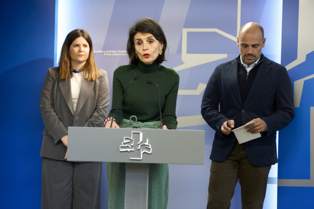Archivo - La consejera de Bienestar, Juventud y Reto Demográfico del País Vasco, Nerea Melgosa (c), y el portavoz del Ejecutivo canario, Alfonso Cabello (1d),